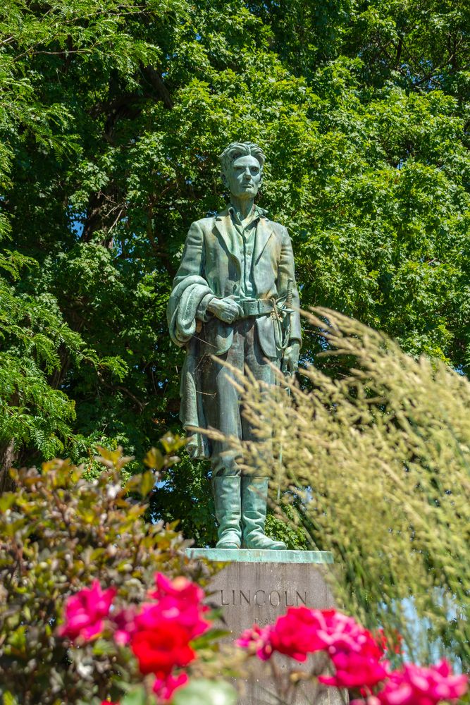 Vibrant flowers in front of the Lincoln Monument