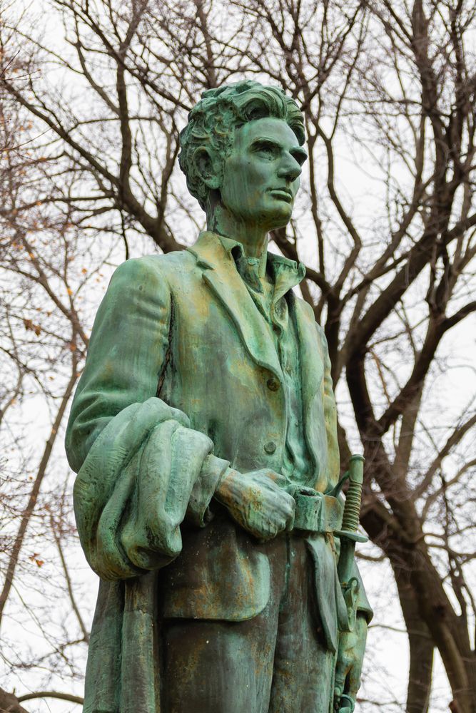 Closer view of Lincoln Monument's top half