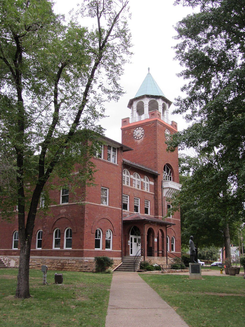 Side facade of the Rhea County Courthouse