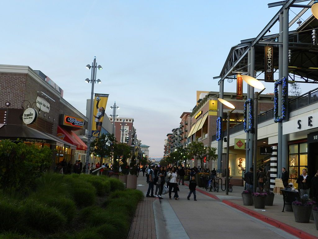 People at Bay Street Emeryville