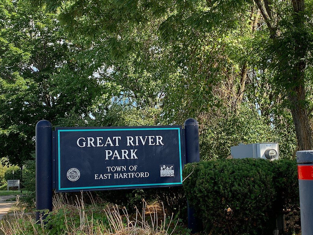 Welcome sign of Great River Park