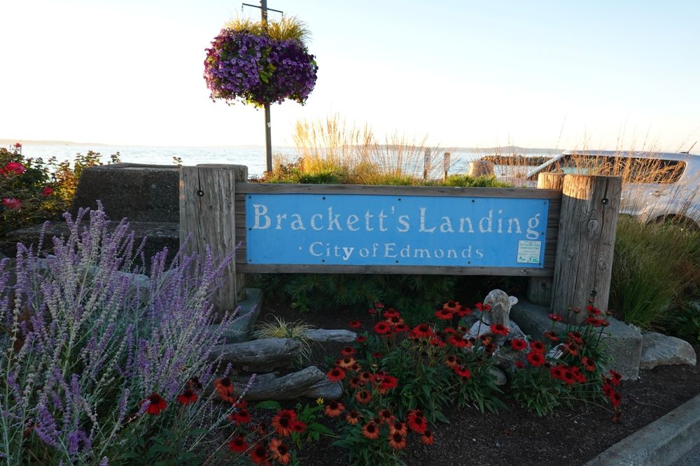 Welcome sign of Brackett’s Landing North