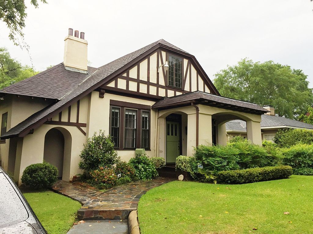 Exterior of a house at Dinglewood Historic District