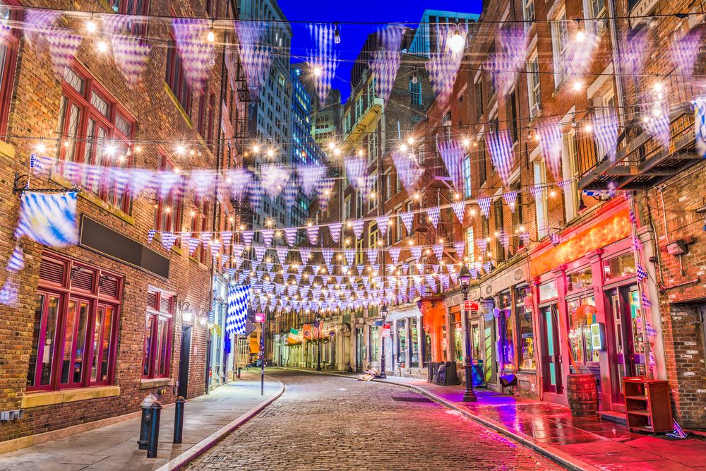 Night scene at the tiny Stone Street