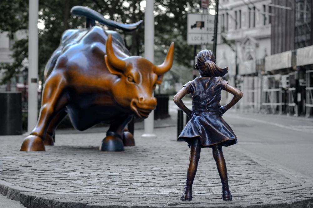 Famous charging bull and fearless girl statue at Wall Street