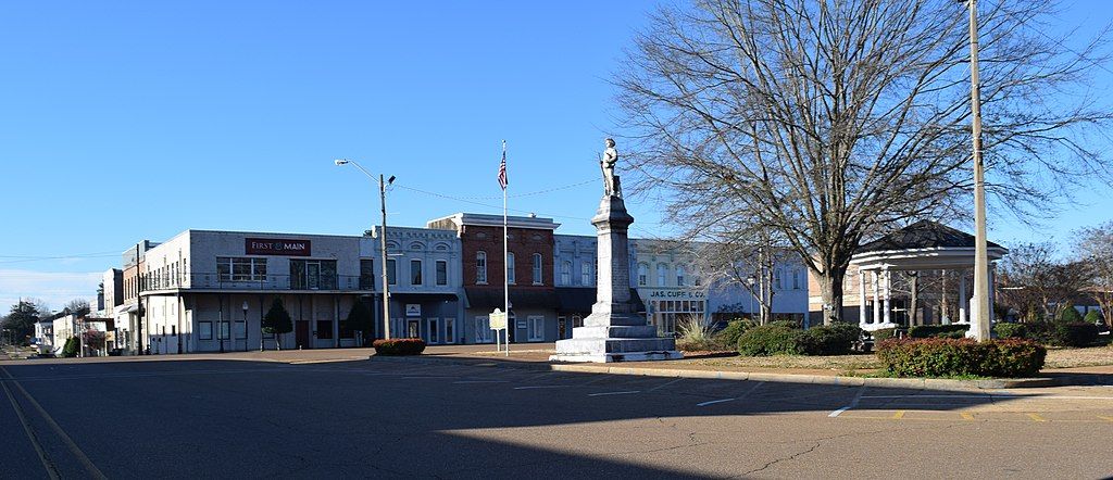 View of the confederate monument at Downtown Square