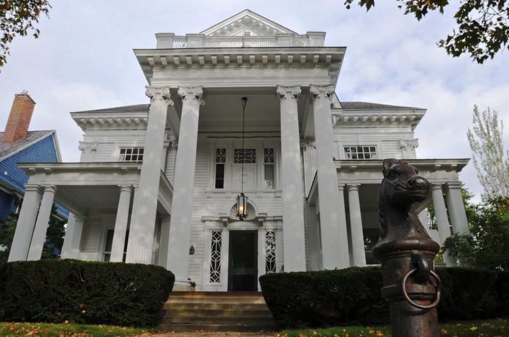 A building along Heritage Hill Historic District
