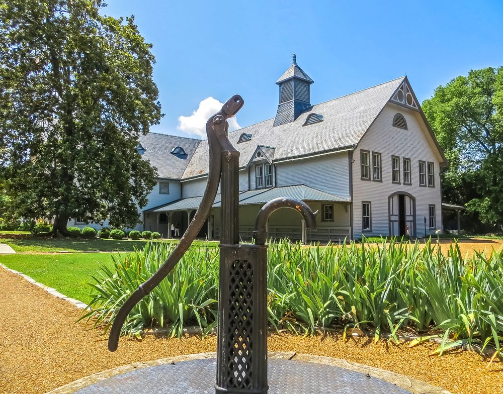 Exterior of the well and carriage house in Belle Meade Historic Site