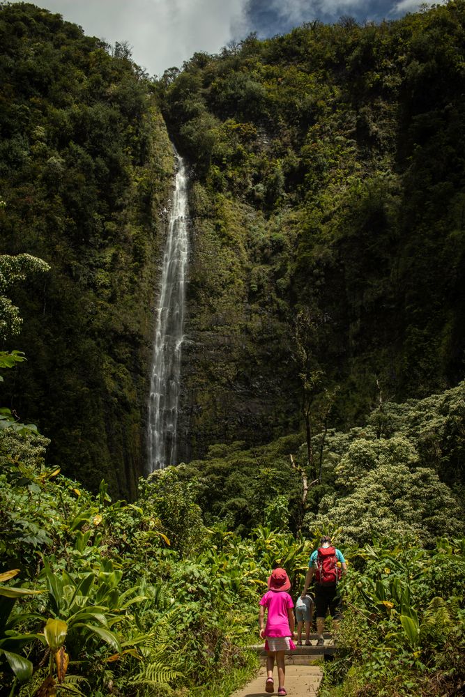 Family hiking at Pipiwai Trail near waimoku falls