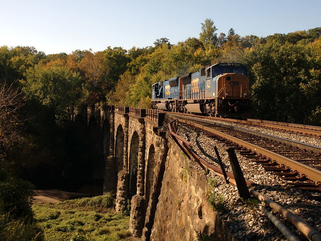 A train on Thomas Viaduct
