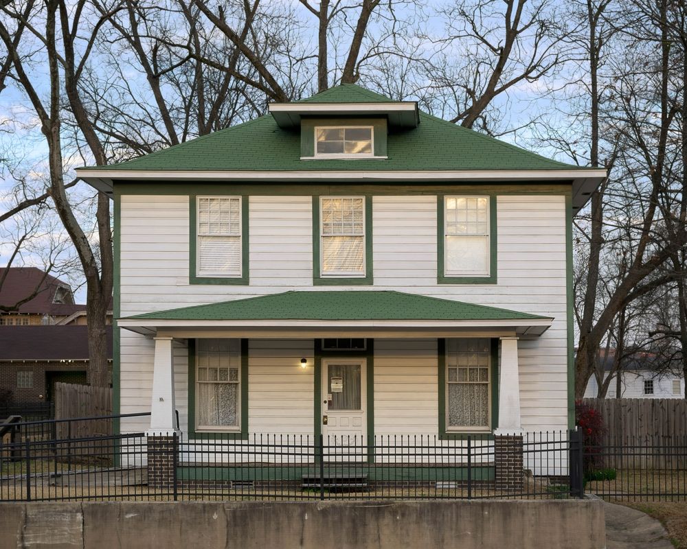 Front view of President William Jefferson Clinton Birthplace Home National Historic Site