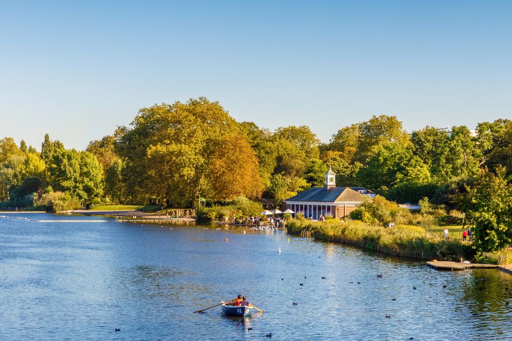 People on a kayak on The Serpentine lake