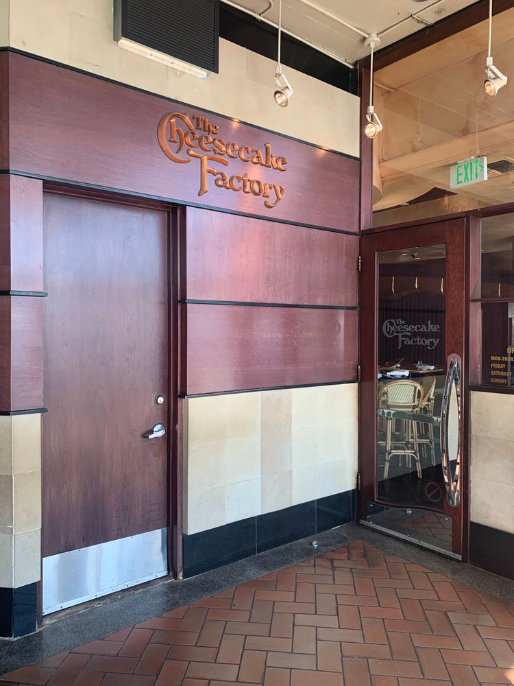 Entrance door of The Cheesecake Factory