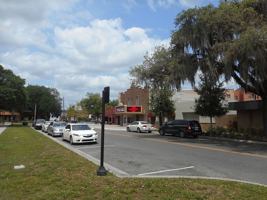 The street where Valerie Theater is located