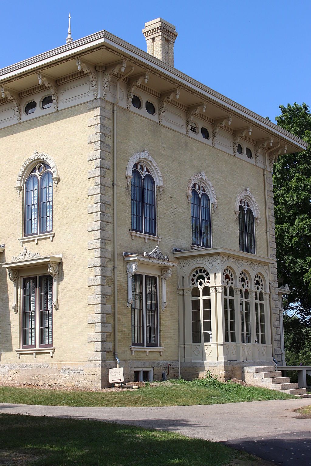 Facade of the Lincoln-Tallman House