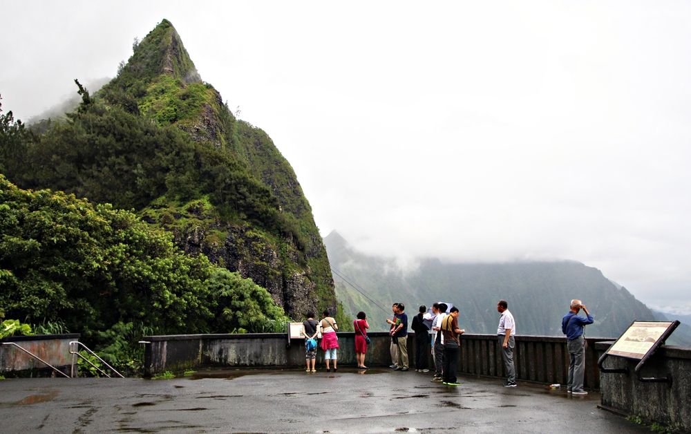 People admiring the view from Nu'uanu Pali Lookout