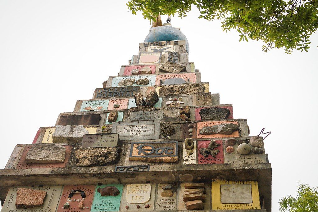 Top part of the Monument of States