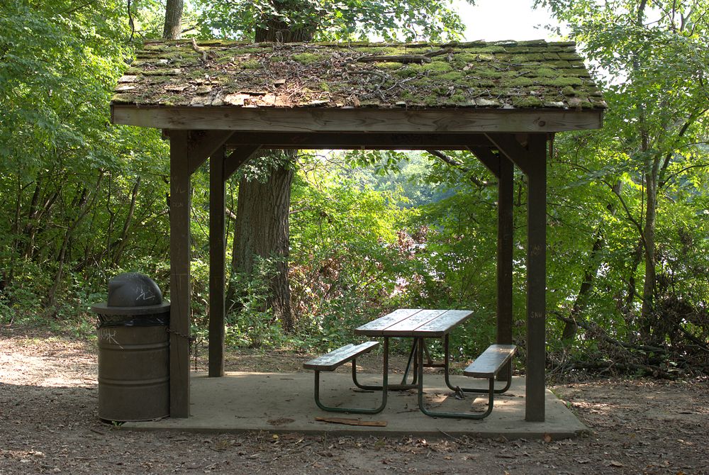 Picnic shed along Kankakee River State Park