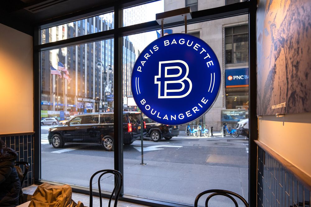 Store sign of Paris Baguette