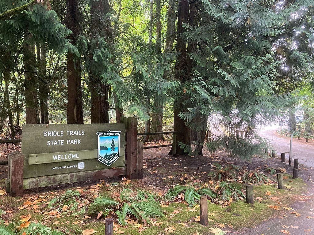 Welcome sign of Bridle Trails State Park