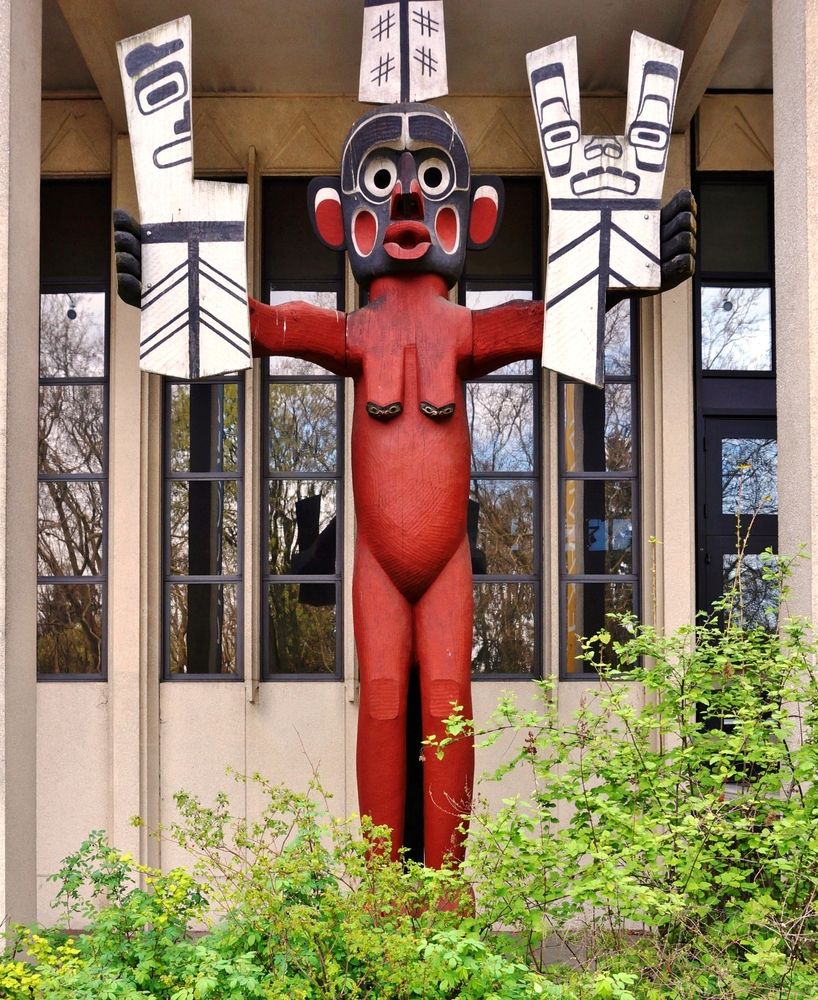 Sculpture in front of the Burke Museum of Natural History and Culture