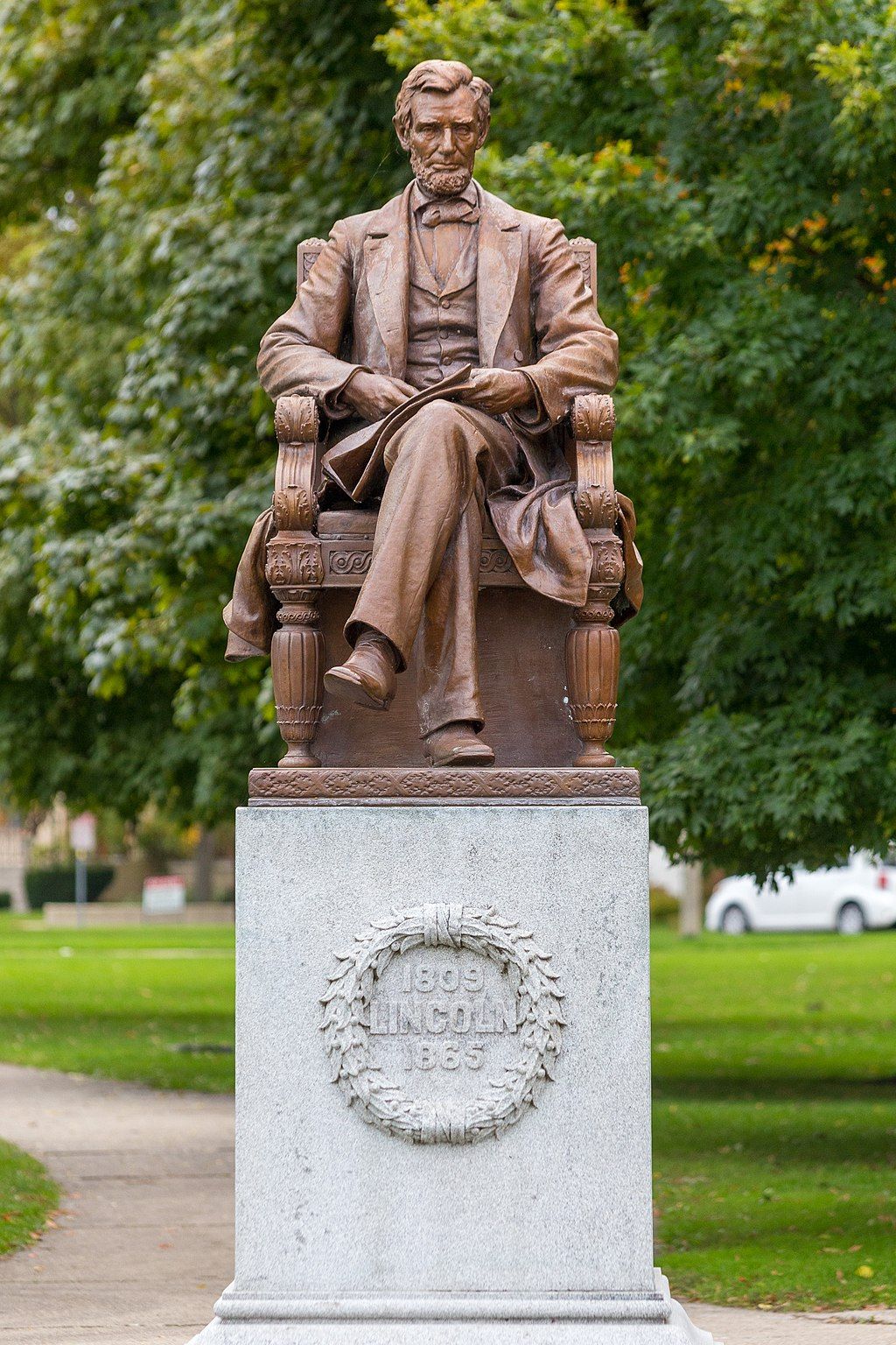 Abraham Lincoln statue at Library Park
