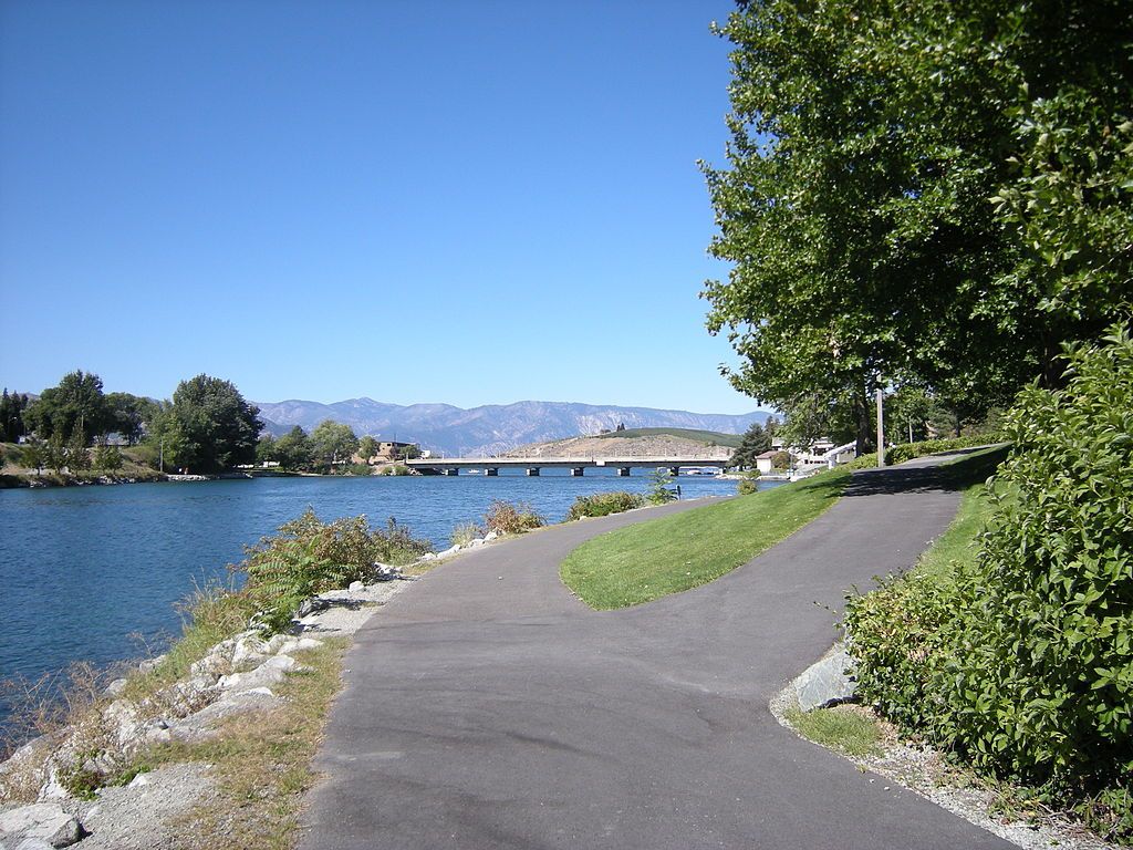Paved trail at Lake Chelan Riverwalk Park