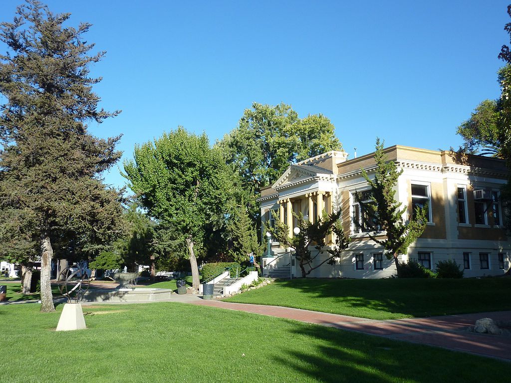 Landscape in front of Carnegie Building