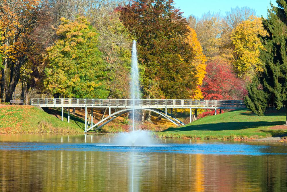 A bridge and a fountain on Lake Sacajawea Park