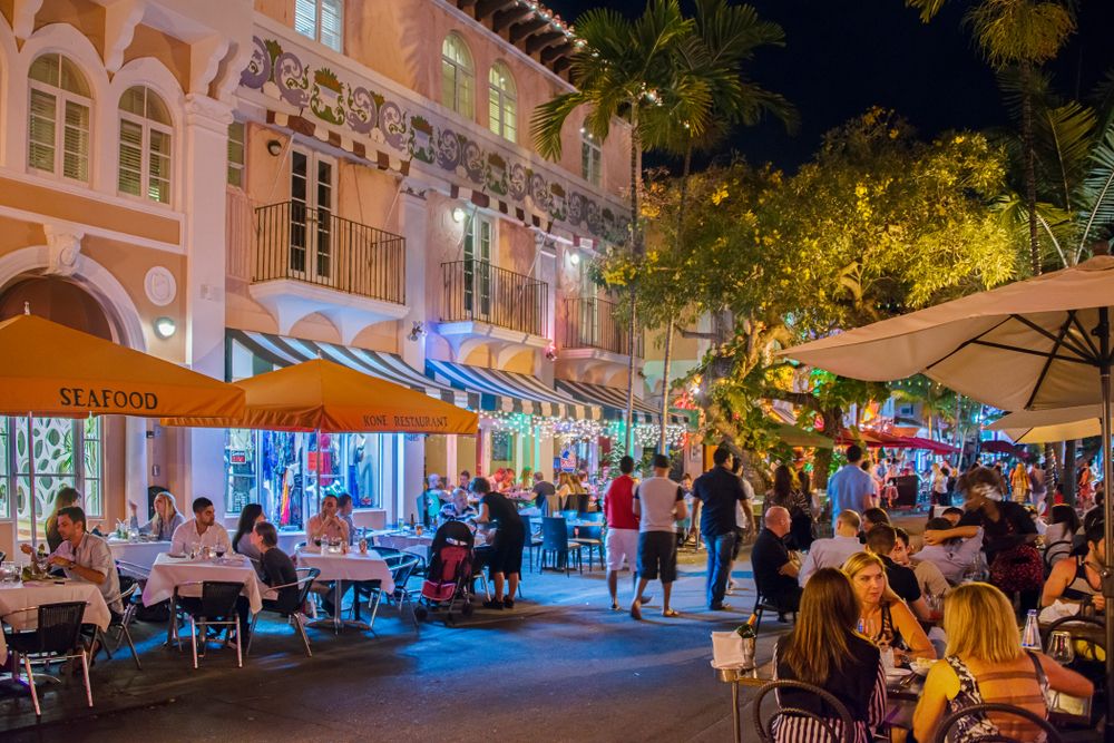 Night scene at Española Way