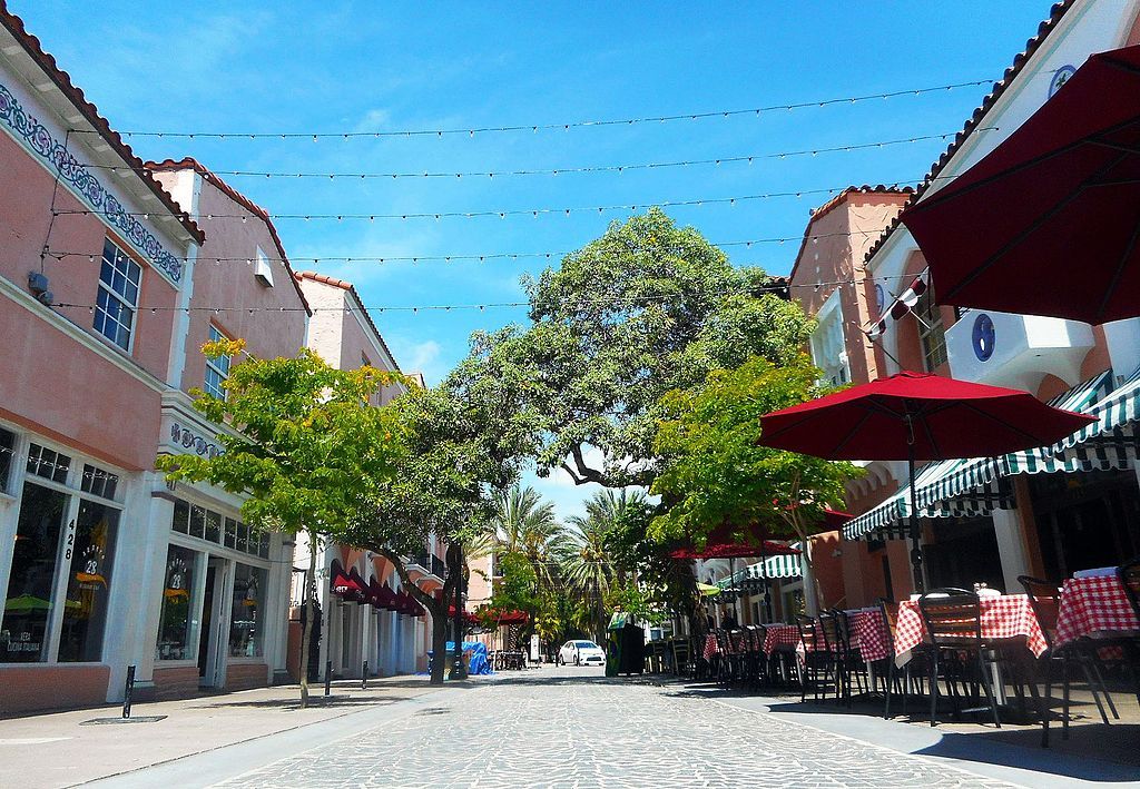 Daytime view of Española Way