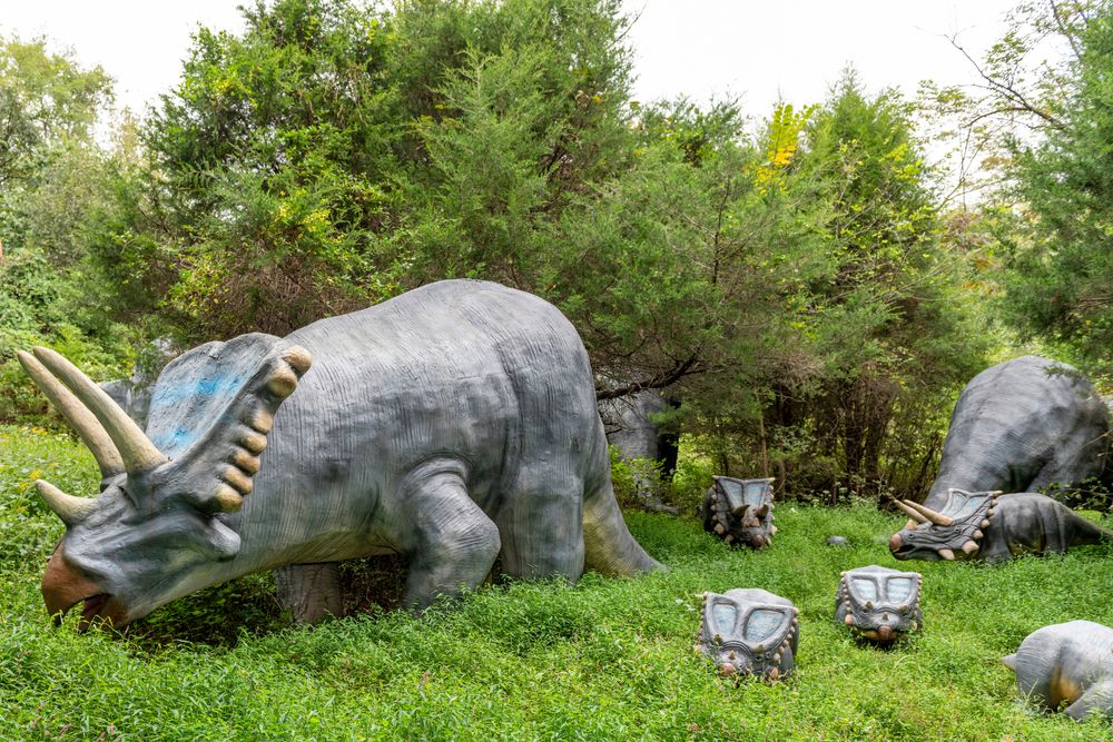 Dinosaur replicas around Dinosaur World Kentucky