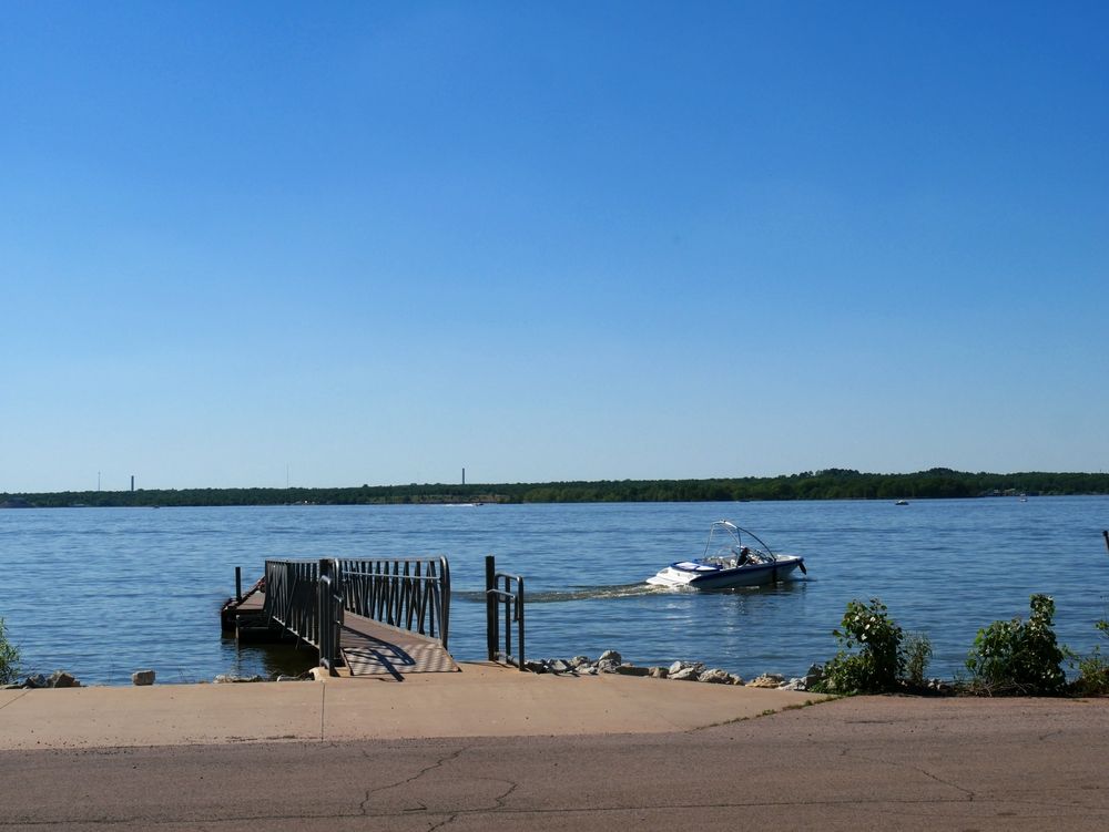 A speedboat at Lake Thunderbird State Park