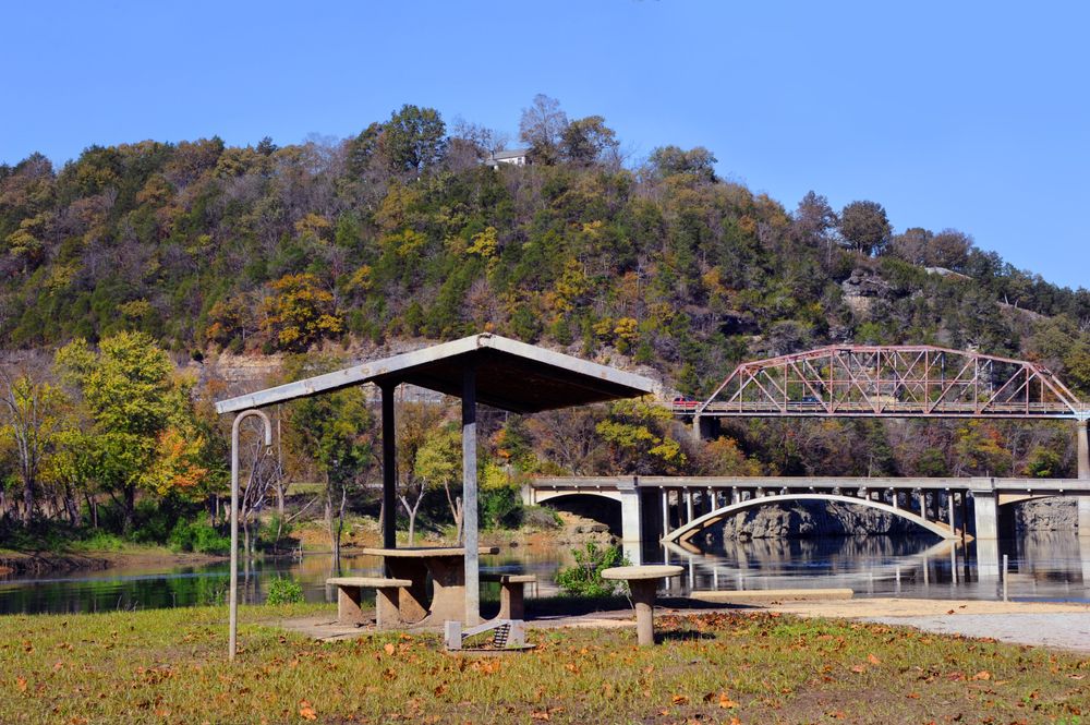 A picnic table near Bull Shoals Lake's water