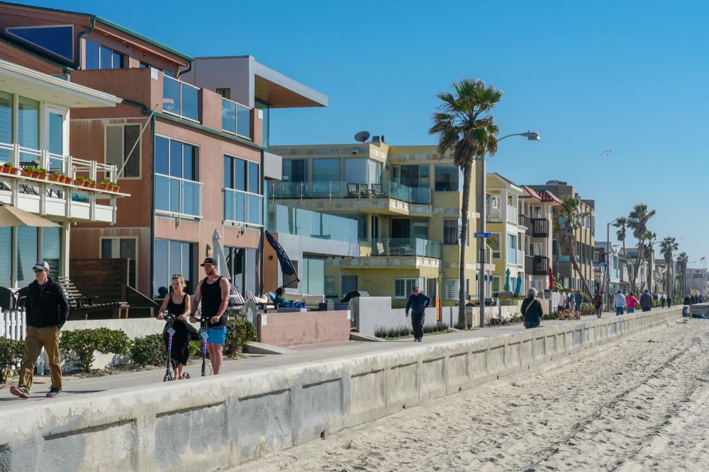 People walking along Ocean Front Walk