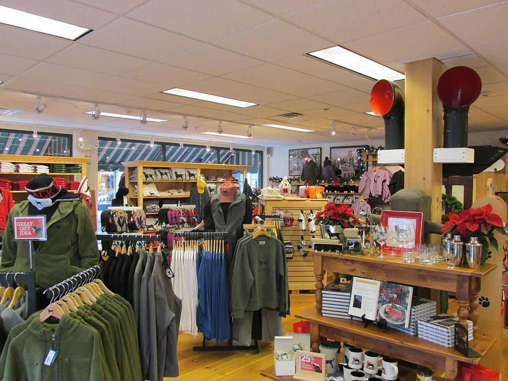 The black dog shop in Mashpee Commons