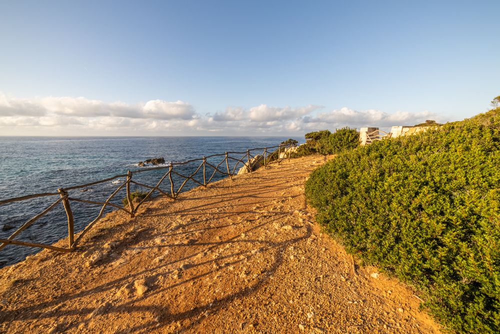 A trail near the waters of Santo Tomas