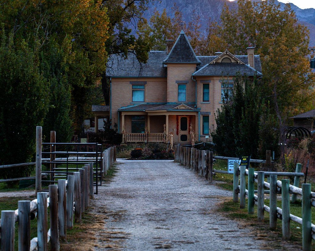 Trail leading to the Wheeler Historic Farm house