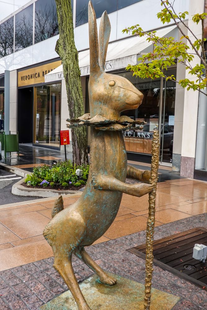 A sculpture at Americana Manhasset