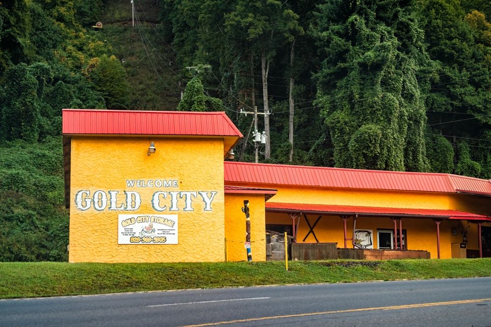 Welcome sign of Gold City Gem Mine
