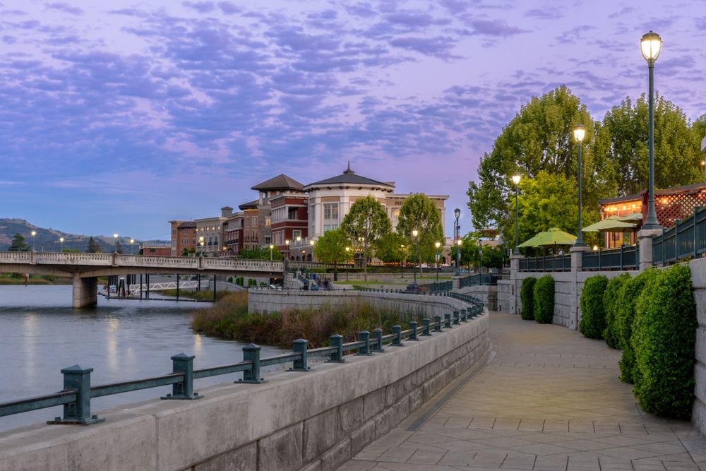Riverside trail of Napa River