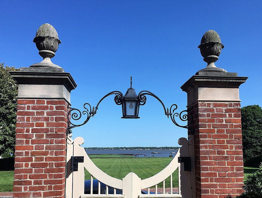 The gate of Read House & Gardens