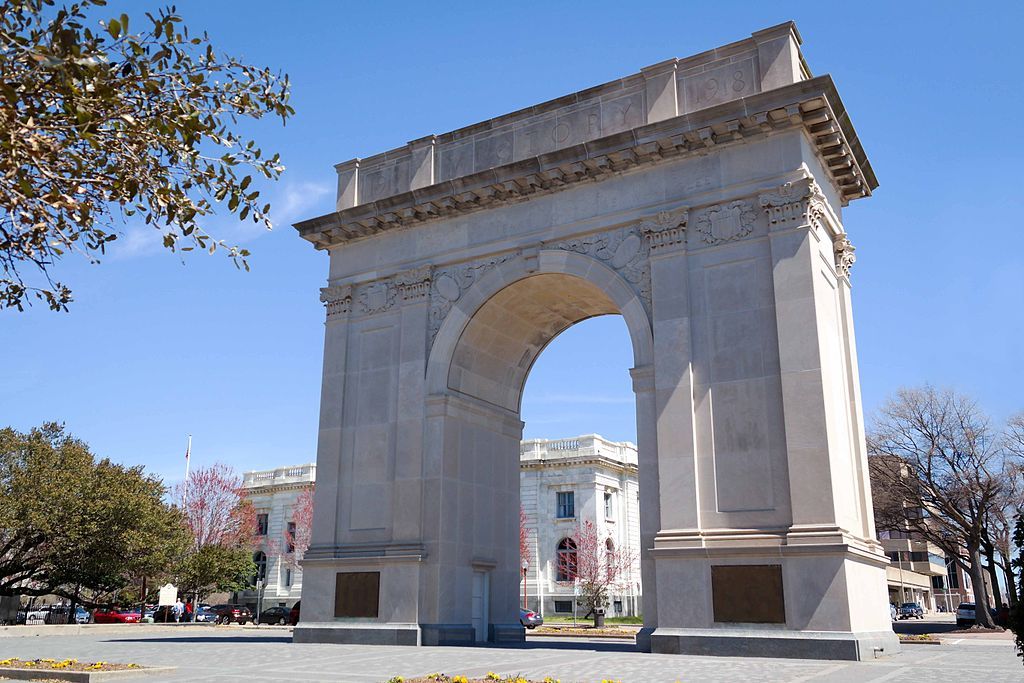 Daytime view of the Newport News Victory Arch