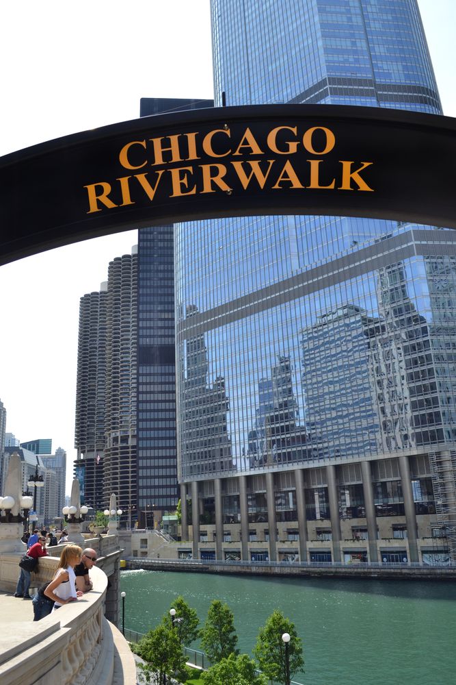 Entrance arch of the Chicago Riverwalk