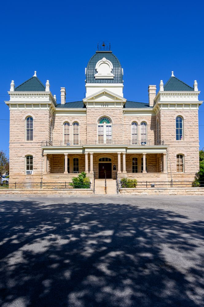 Front view of Crocket County Courthouse's exterior