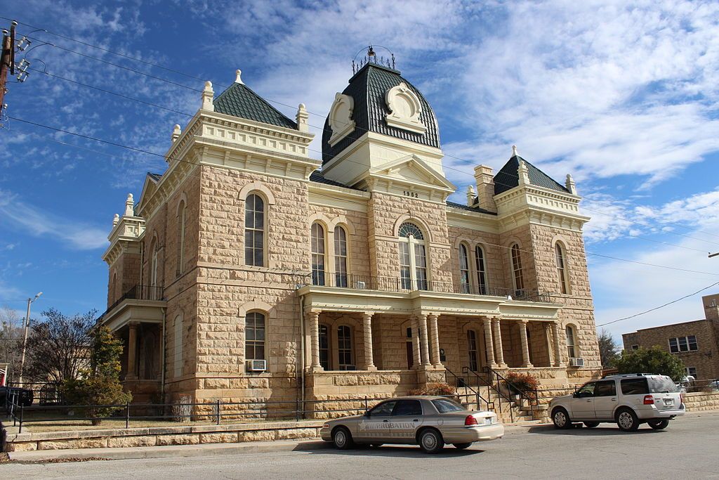 Side view of Crocket County Courthouse's exterior