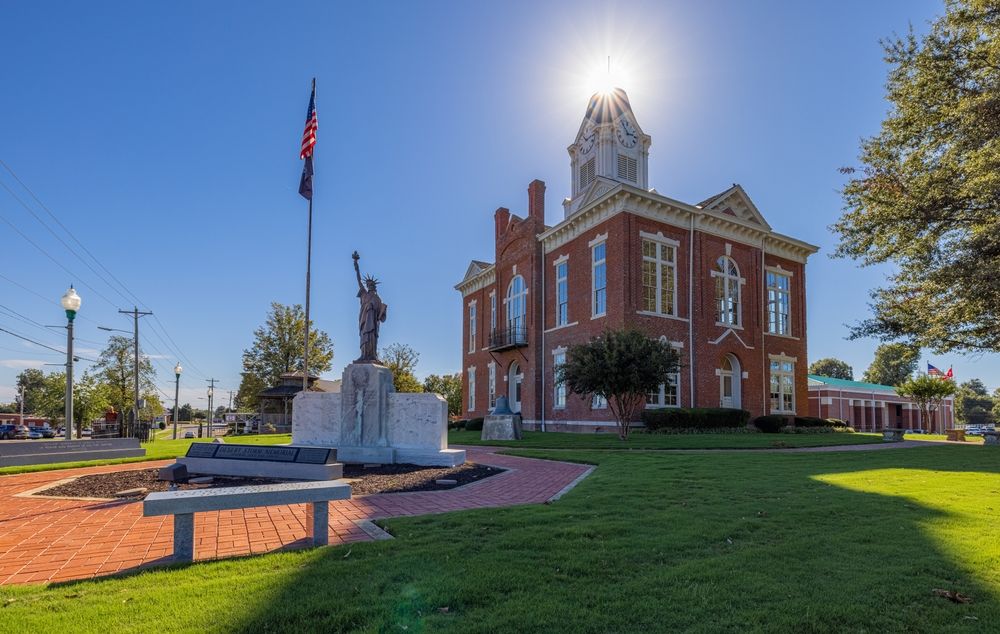 Daytime view of Paragould War Memorial