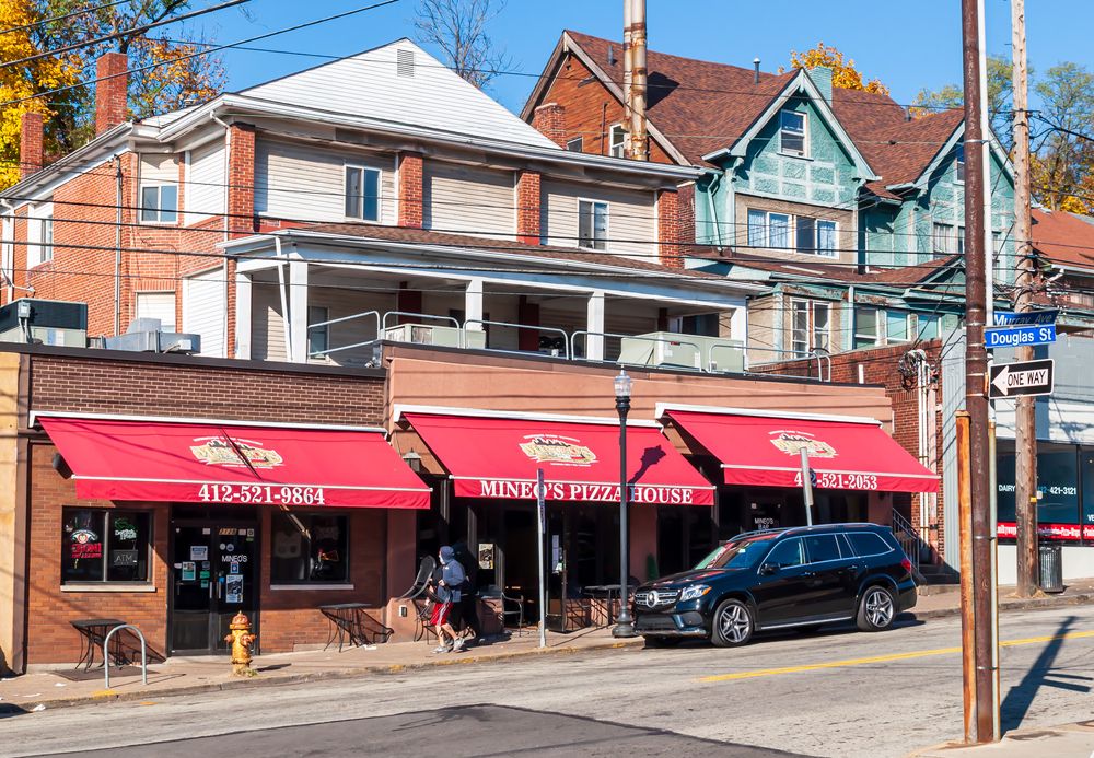 Exterior of Mineo’s Pizza House