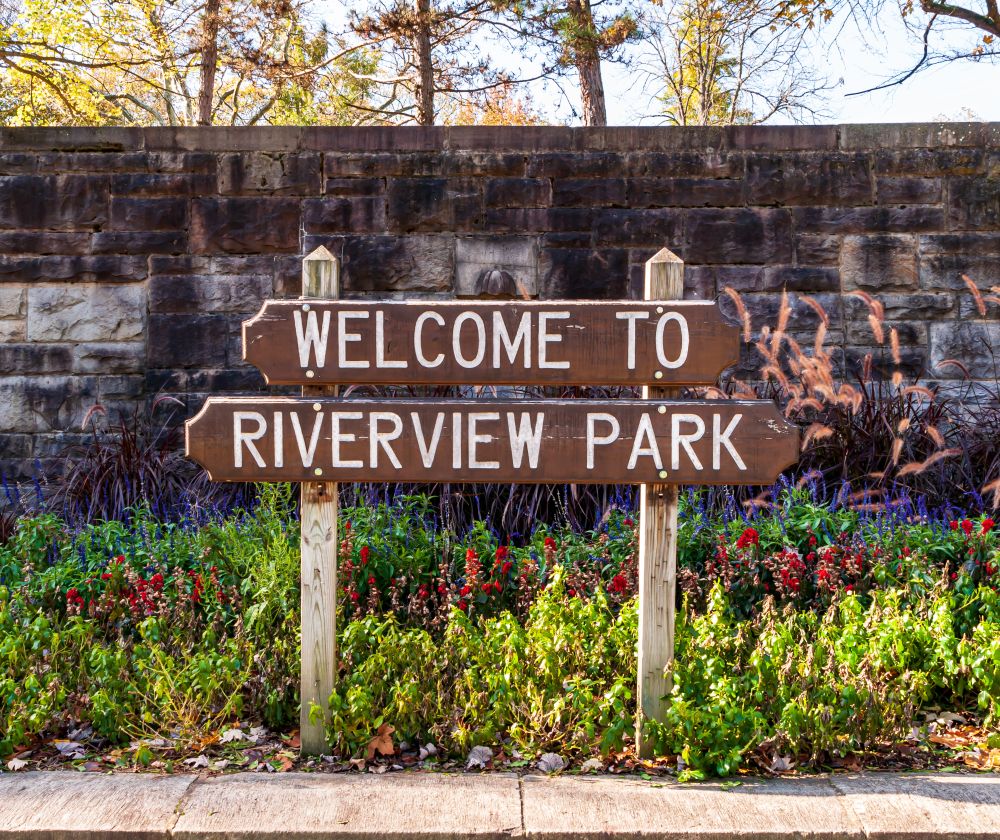Welcome sign of Riverview Park