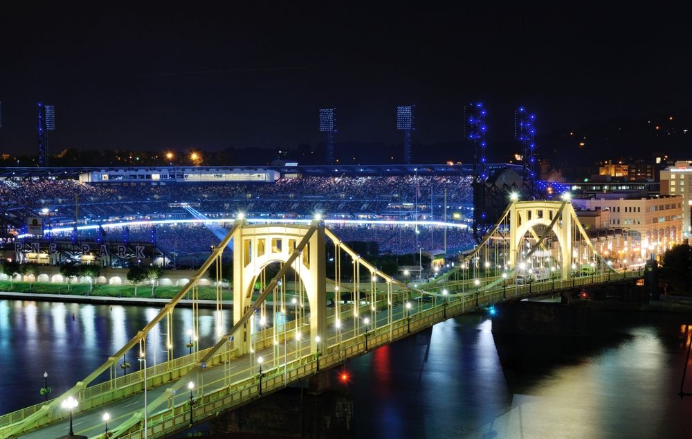 Night view of the Roberto Clemente Bridge